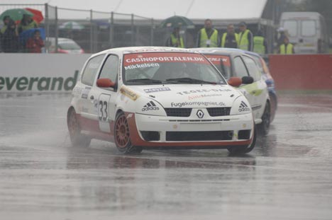 I forsøg nummer 40 tog Brian Mikkelsen endelig sin første sejr i Casinoportalen Clio Cup efter 2½ års forgæves forsøg i den hårde mærkeklasse.